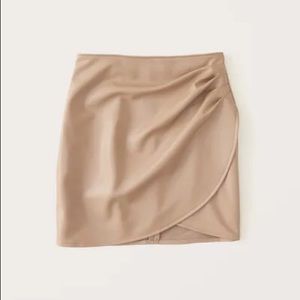 A&F Vegan Leather Ruched Mini Skirt, S Light Brown, Abercrombie fitch hollister